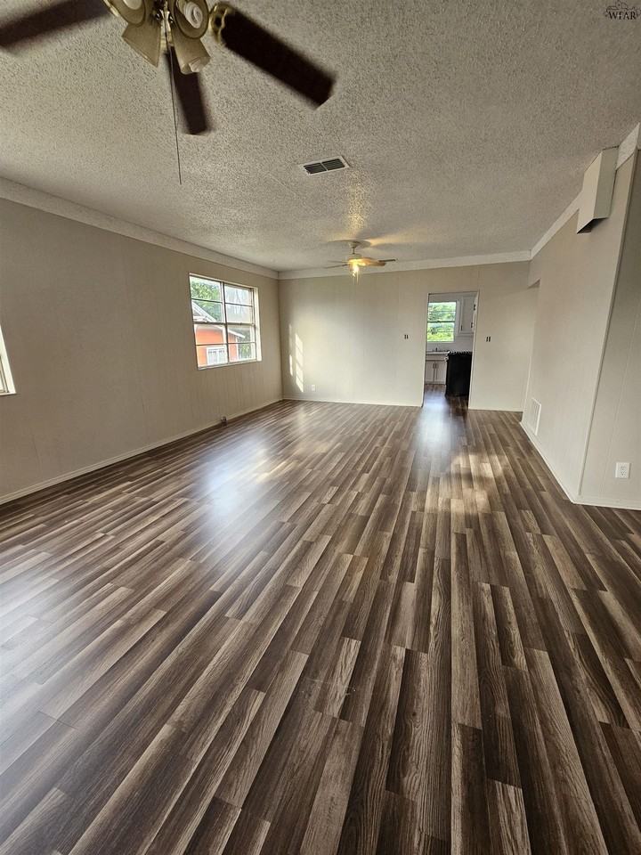 1613 Beverly Dr - Photo 3 of 9