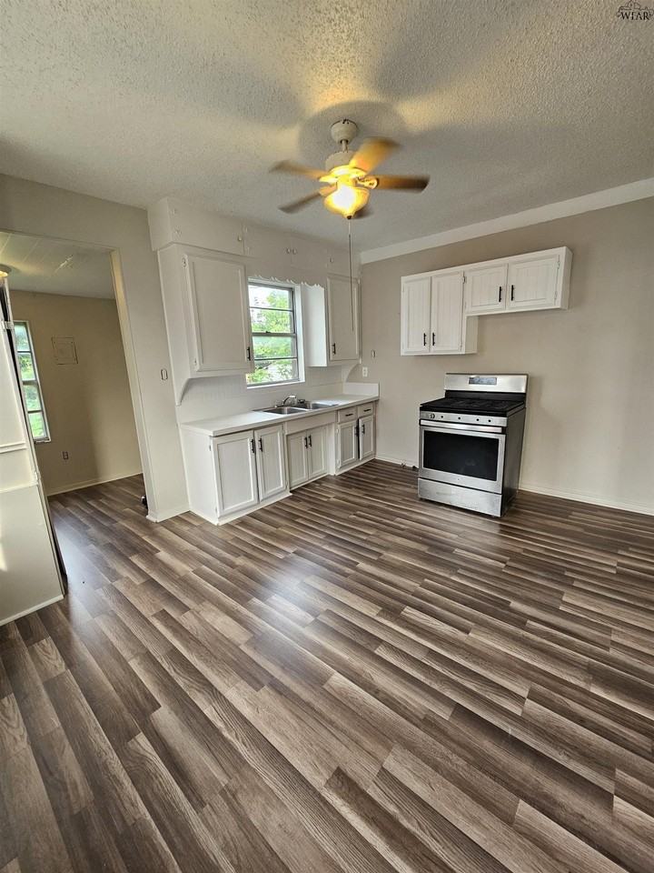 1613 Beverly Dr - Photo 4 of 9