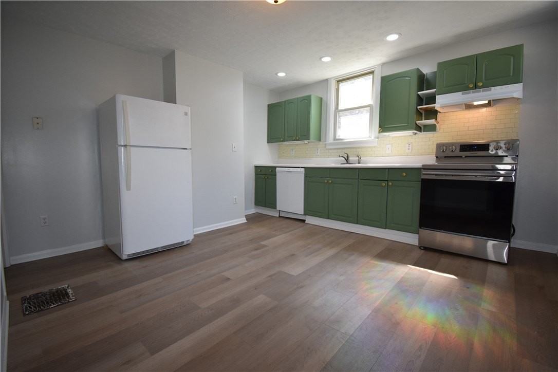 111 Dewey St - Photo 6 of 20