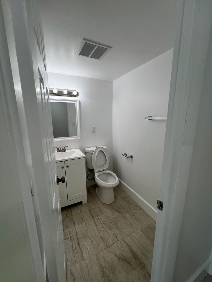 15225 Northeast 6th AvenueApt B309 #B309 - Photo 5 of 12