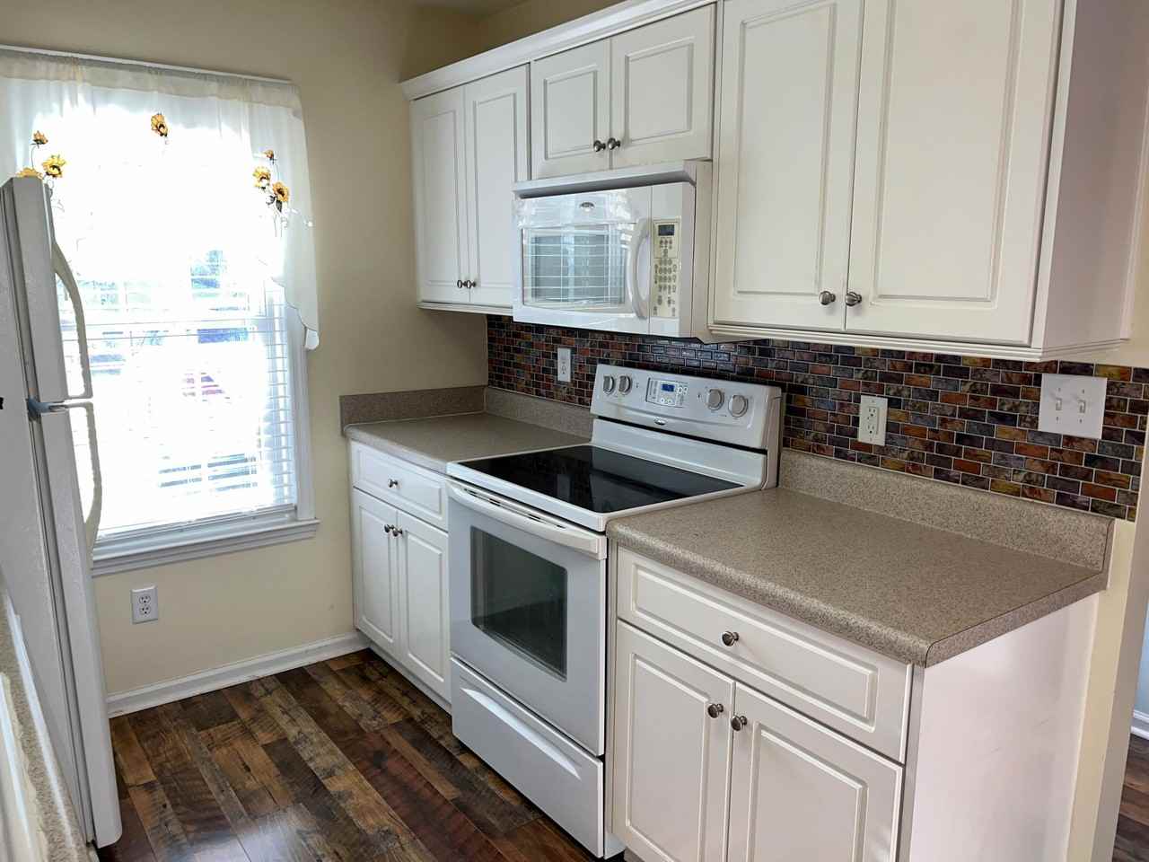 111 Bennington Ln - Photo 5 of 17