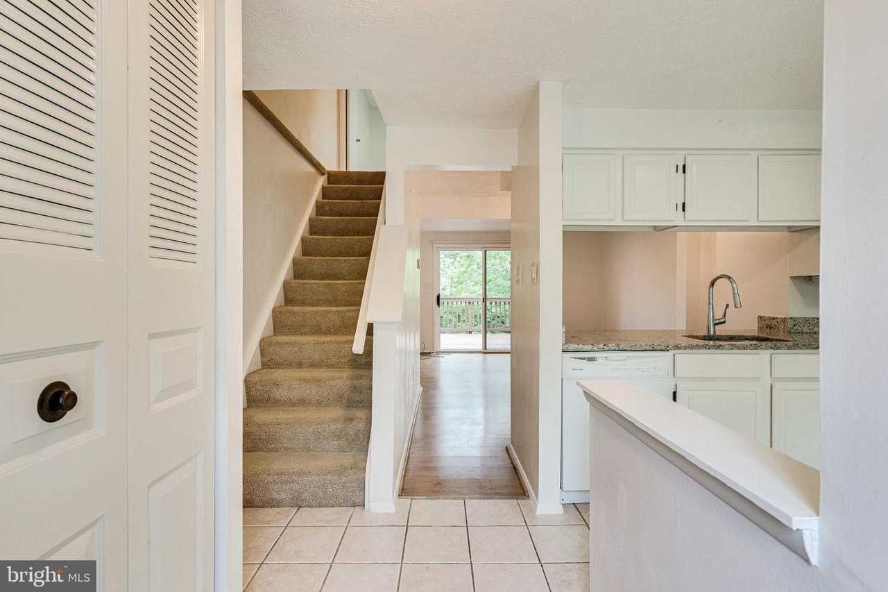 2841 Shepperton Ter - Photo 5 of 44