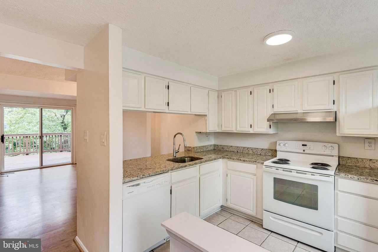 2841 Shepperton Ter - Photo 6 of 44