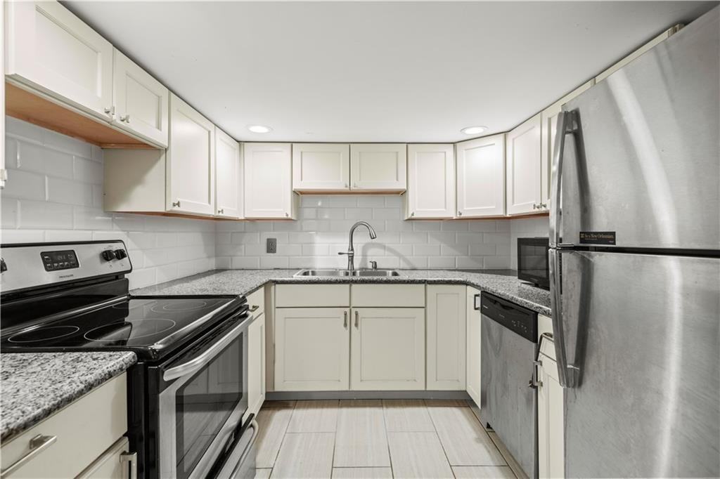 2429 Octavia St - Photo 4 of 17