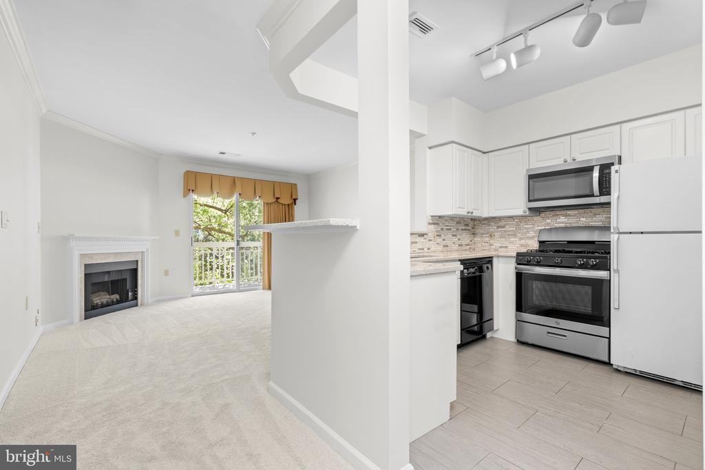 12915 Alton Sq ##213 - Photo 6 of 37