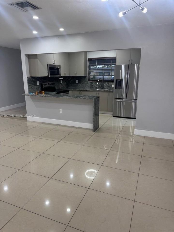 7541 Miramar Pkwy - Photo 4 of 33