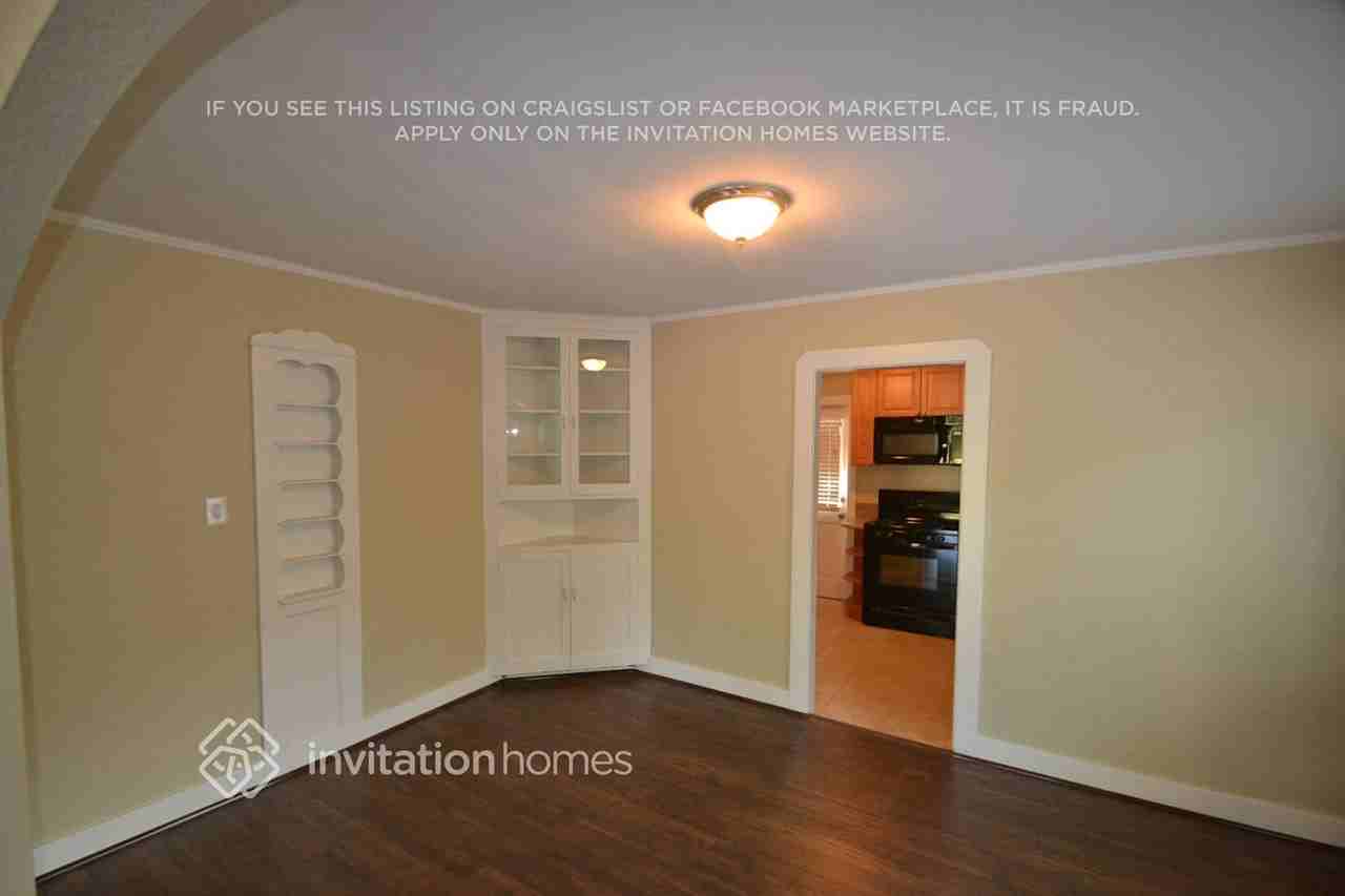 10018 Silverton Ave - Photo 4 of 15