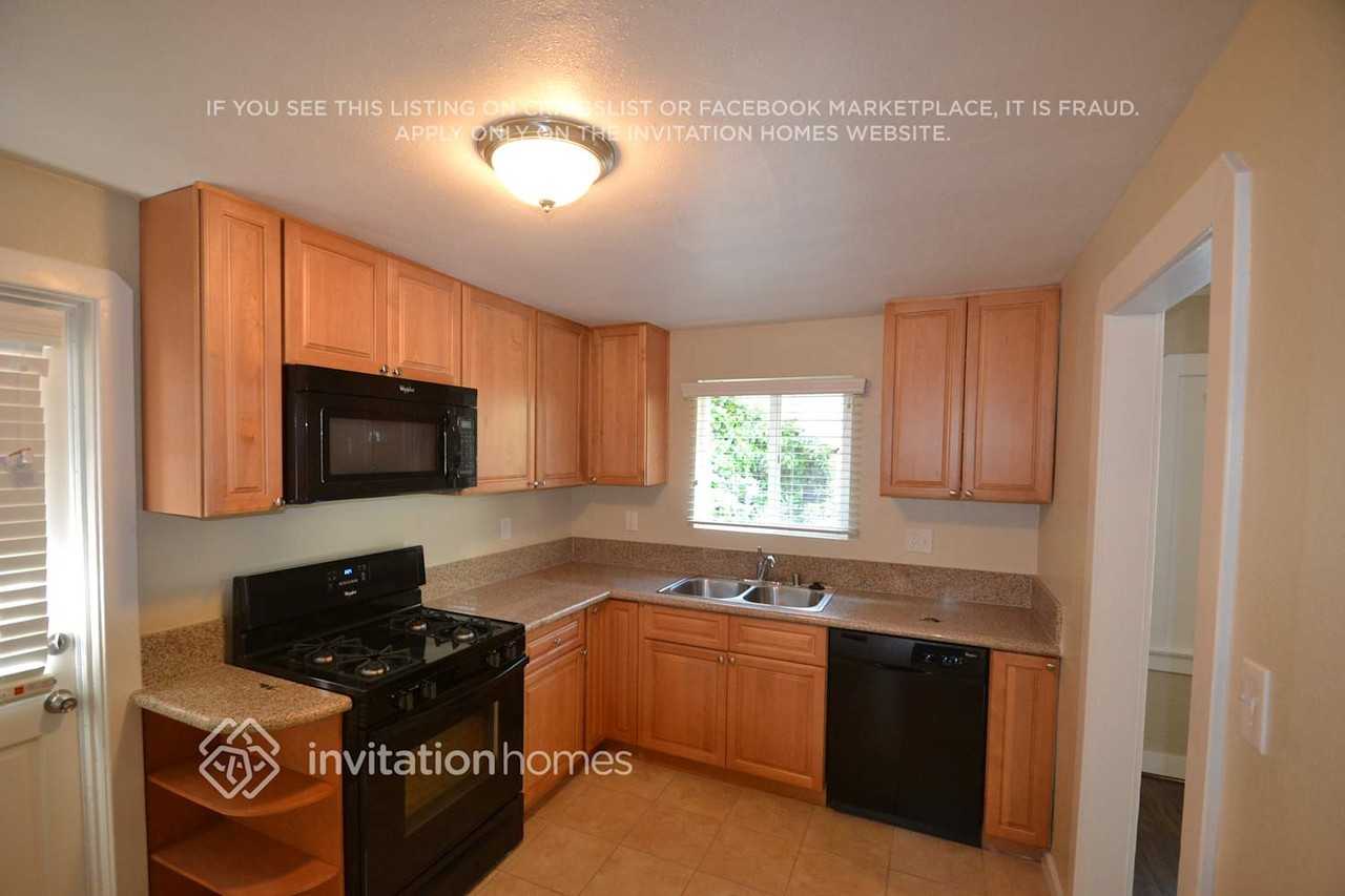 10018 Silverton Ave - Photo 5 of 15