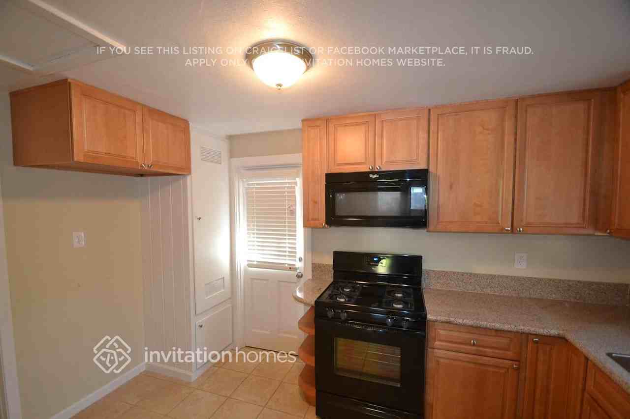 10018 Silverton Ave - Photo 6 of 15