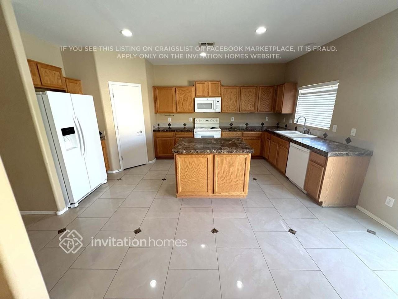 17272 W Marshall Ln - Photo 4 of 15