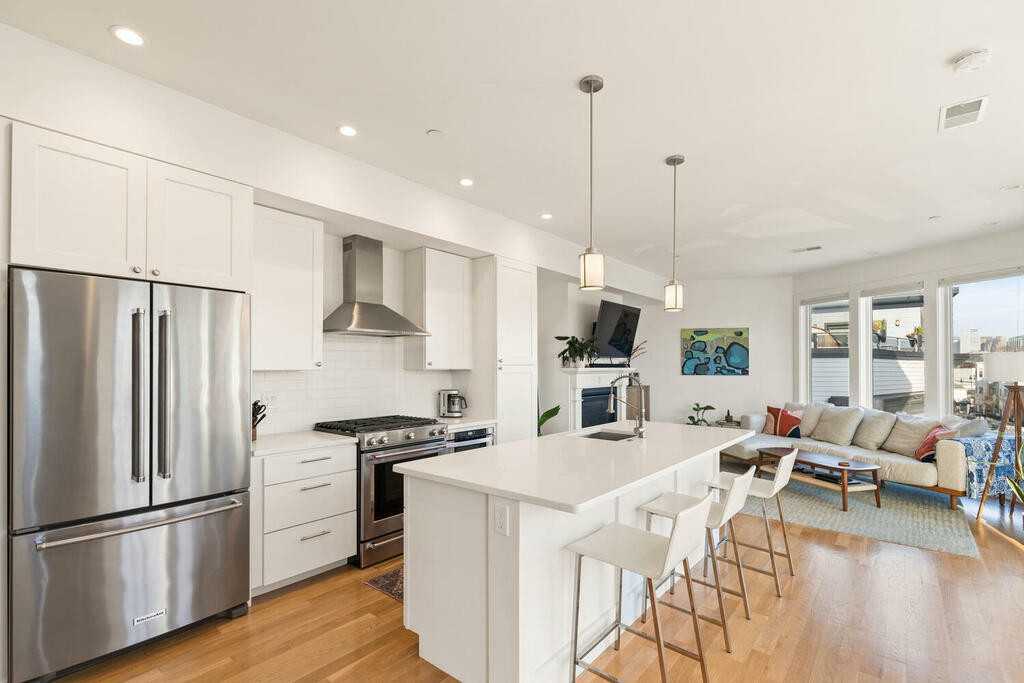 283 Old Colony Ave #3 - Photo 3 of 9