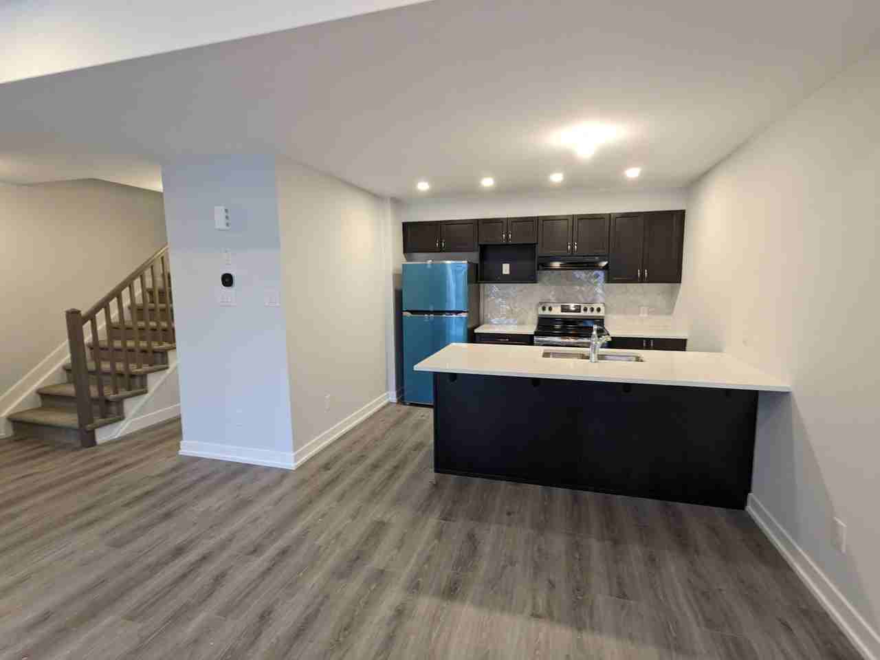 Bright & Modern 2 - Photo 2 of 8