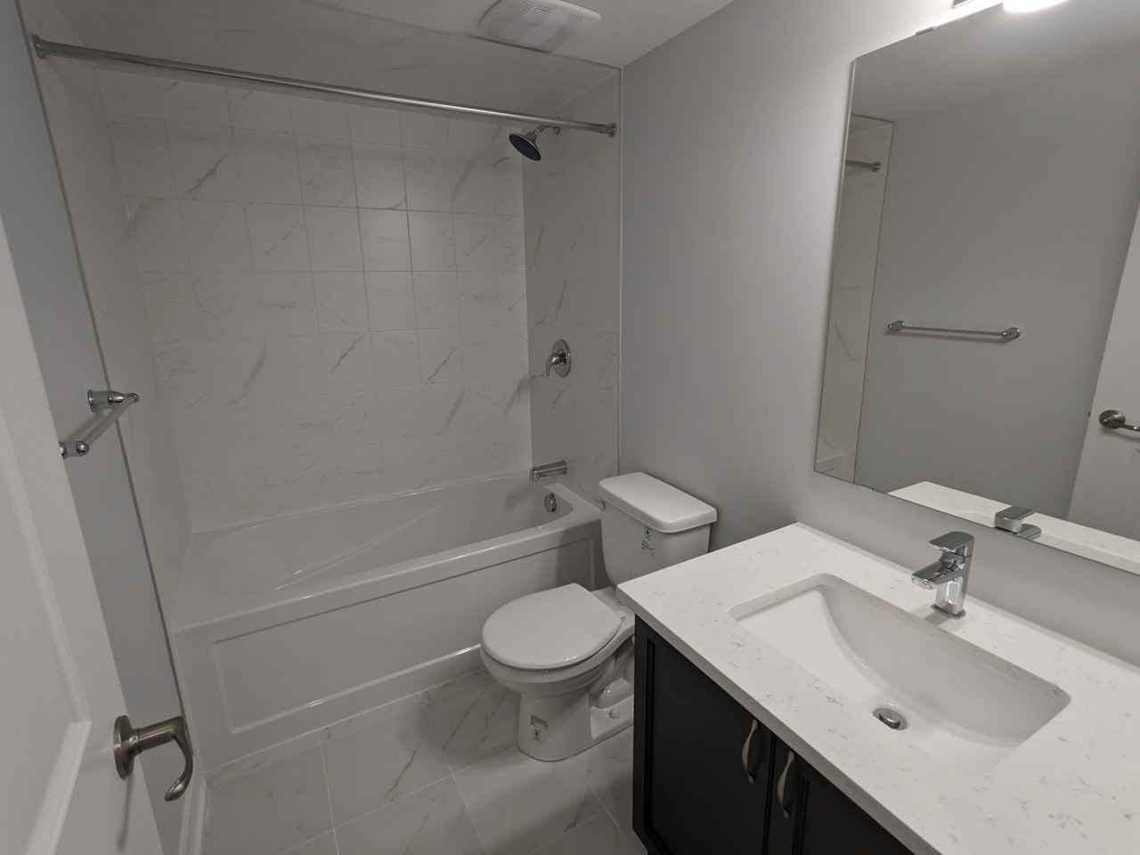 Bright & Modern 2 - Photo 3 of 8