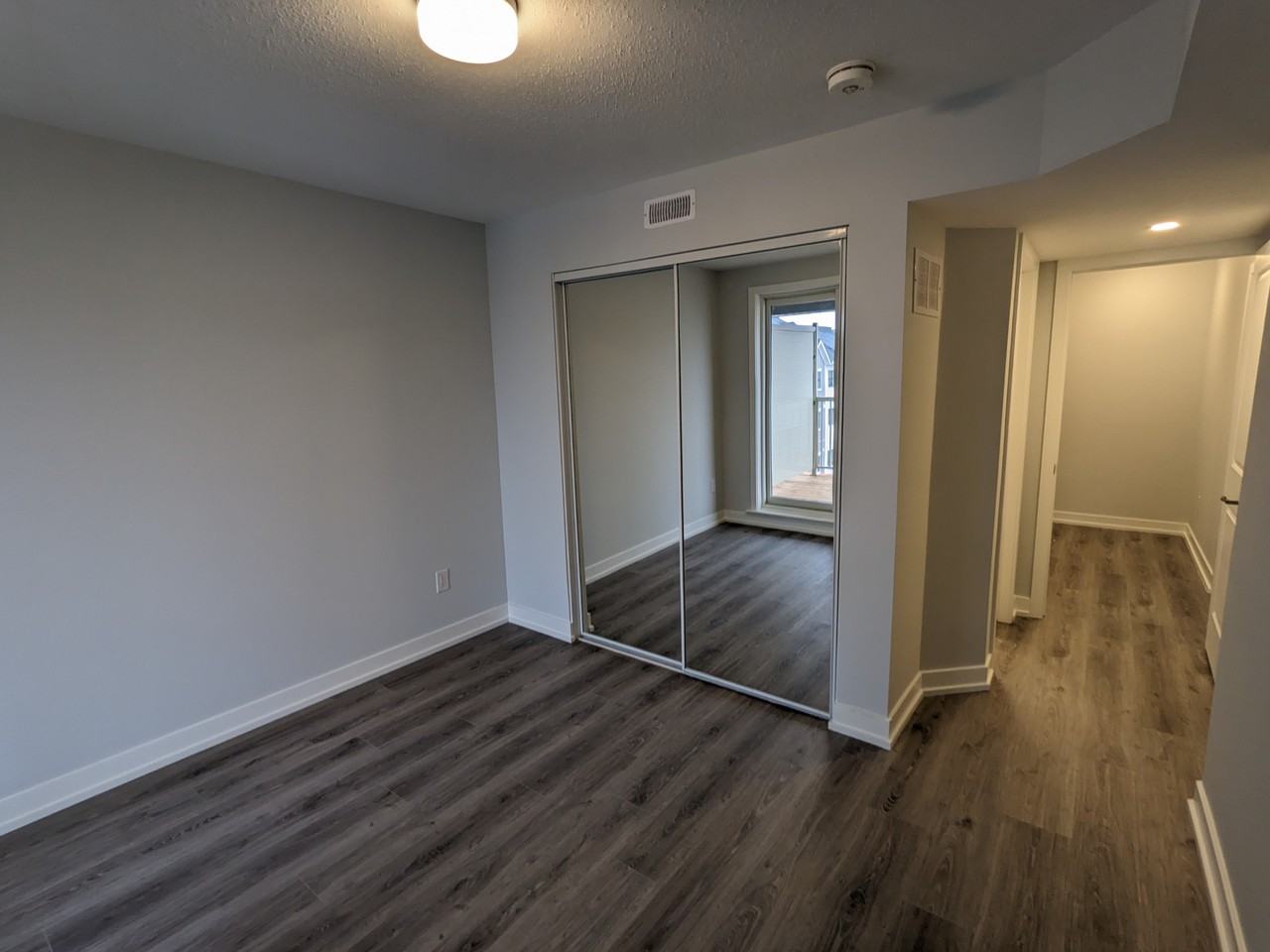 Bright & Modern 2 - Photo 4 of 8