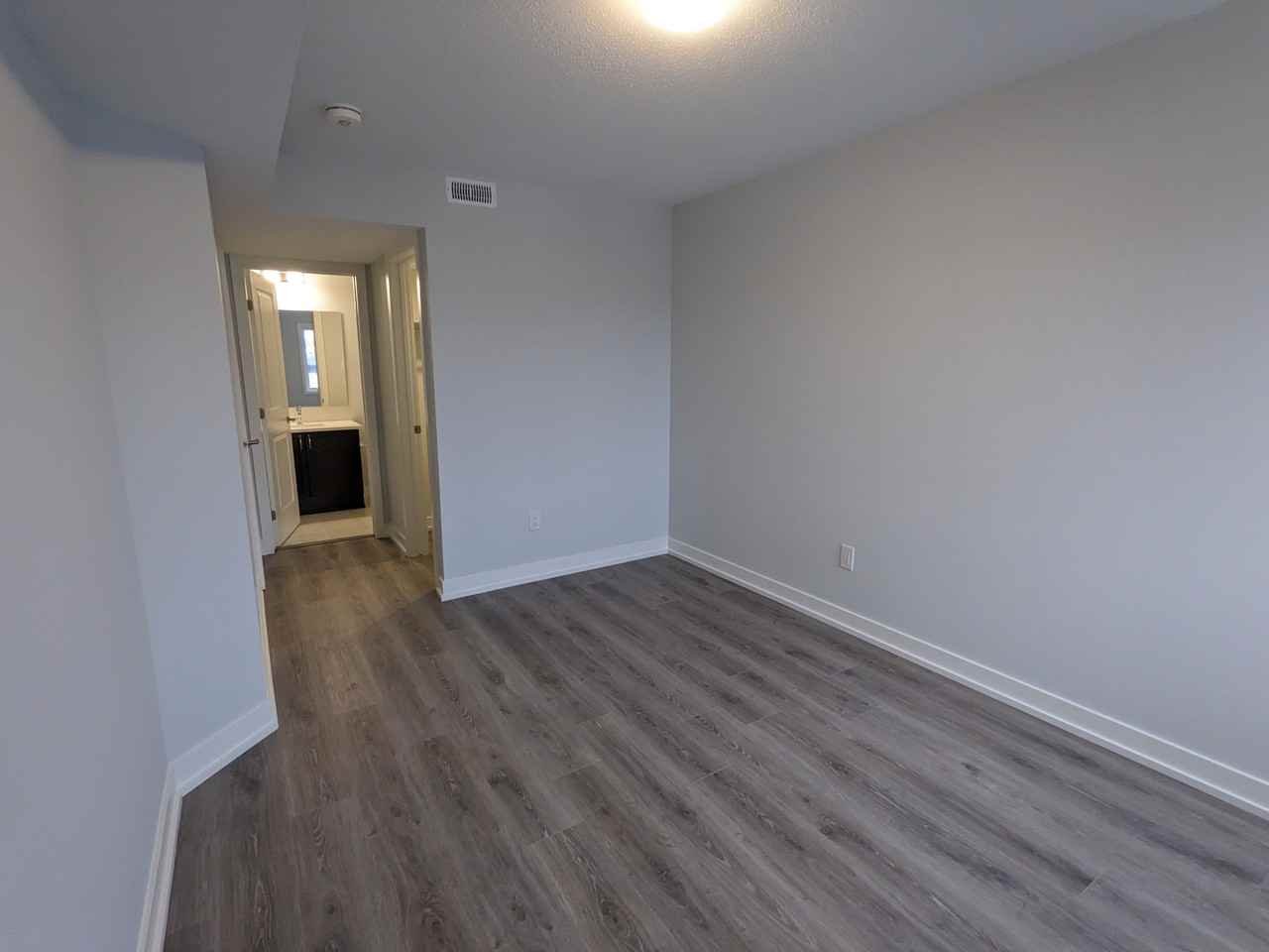 Bright & Modern 2 - Photo 5 of 8