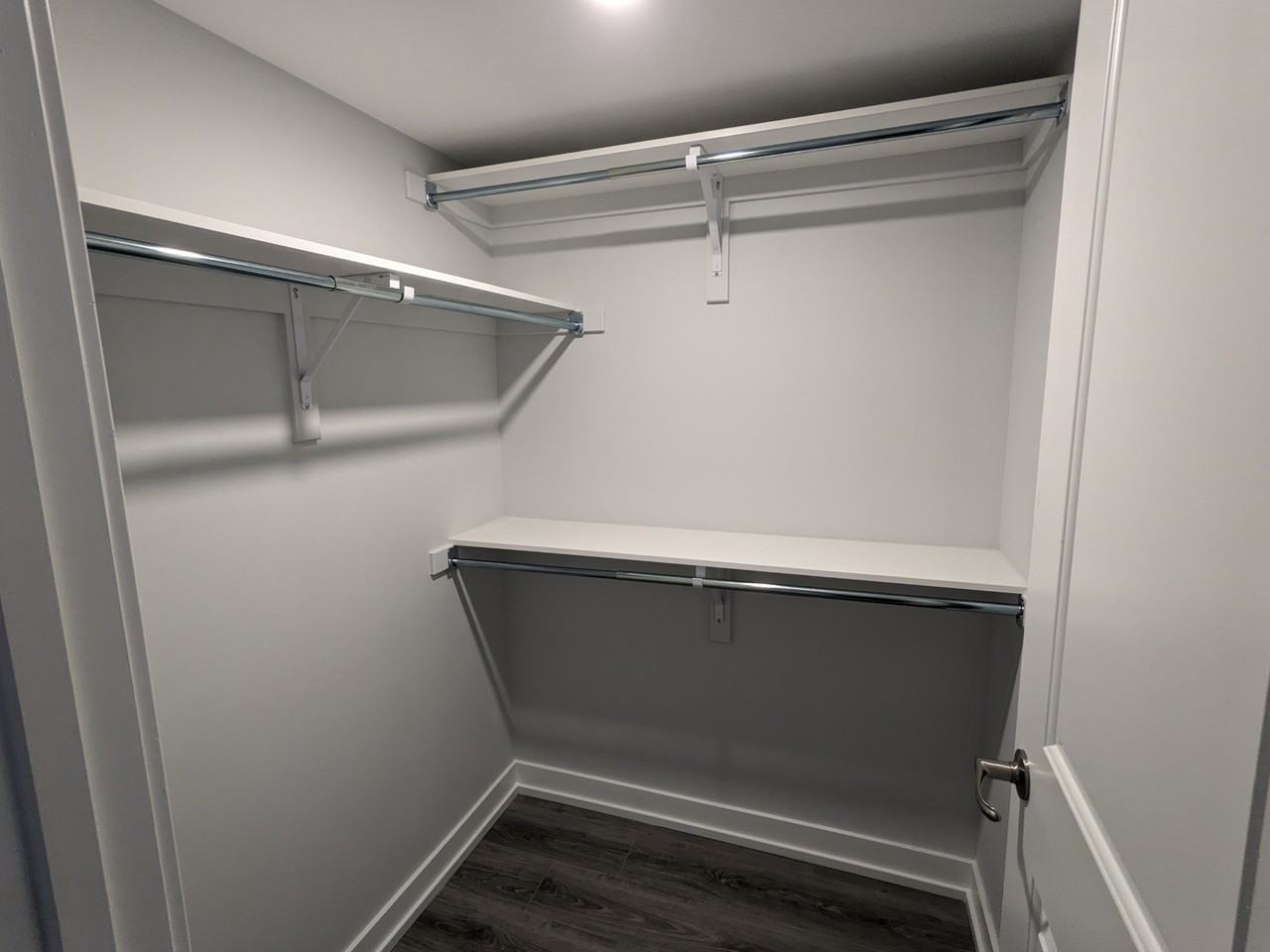 Bright & Modern 2 - Photo 6 of 8