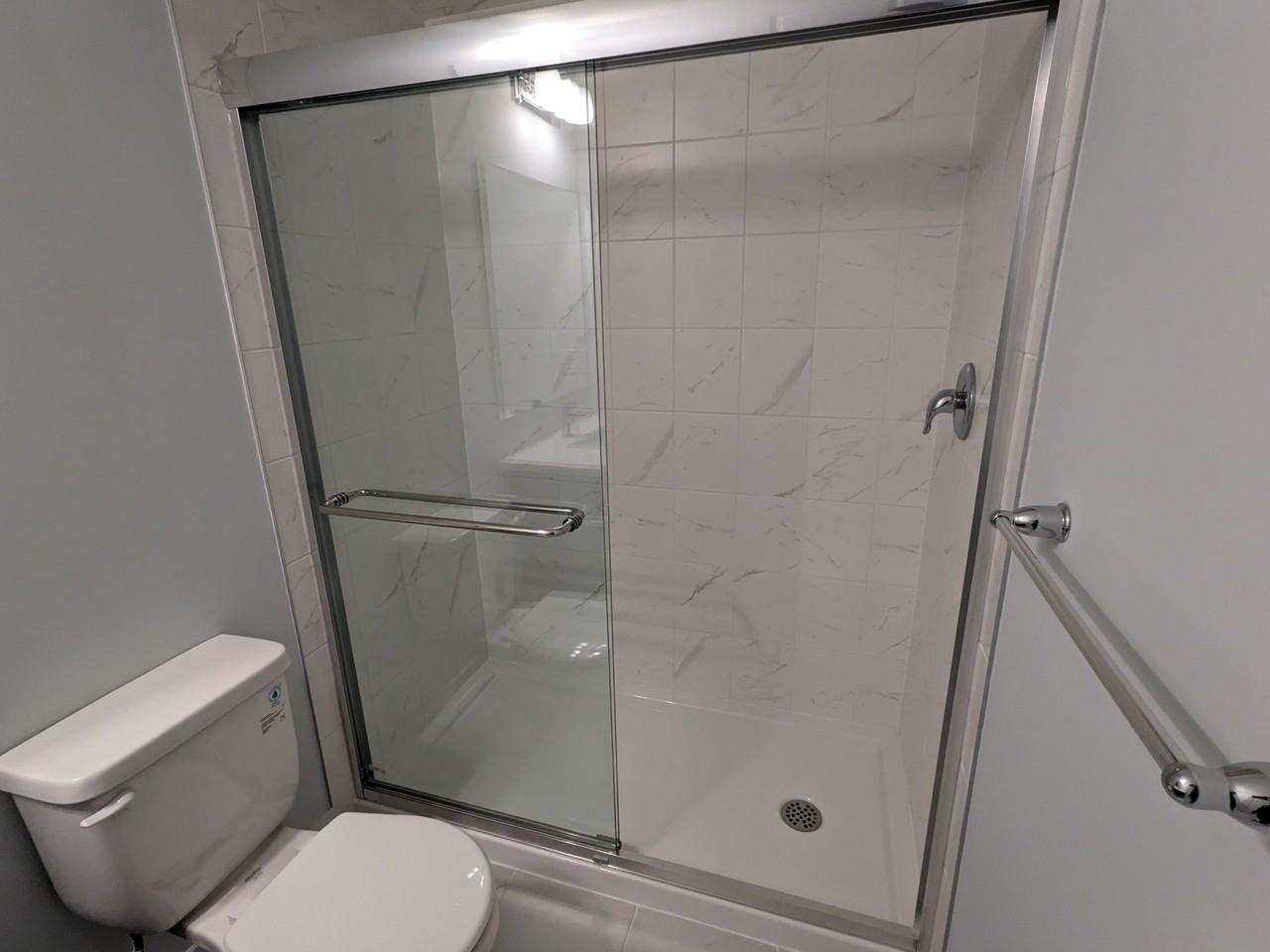 Bright & Modern 2 - Photo 7 of 8