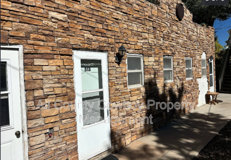 513 E Custer St - Photo 6 of 6