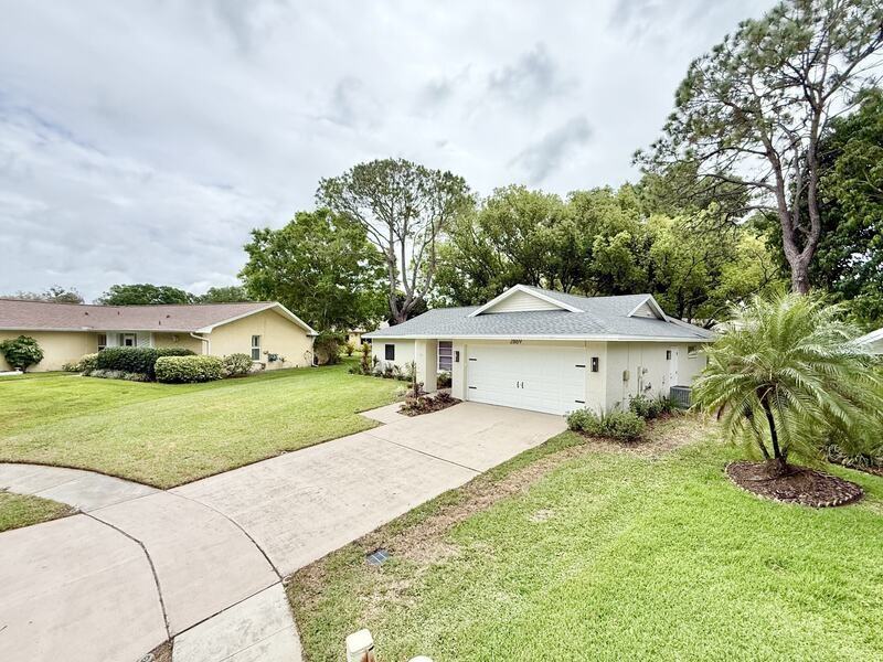 2869 Thistle Ct N - Photo 4 of 50