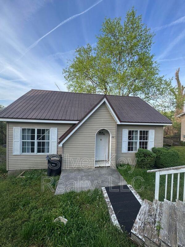 212 S Jackson St - Photo 2 of 18