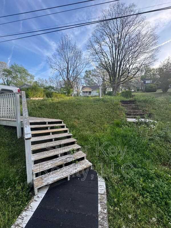 212 S Jackson St - Photo 3 of 18