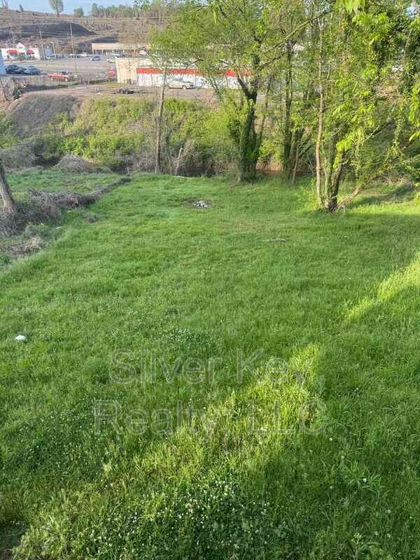 212 S Jackson St - Photo 4 of 18