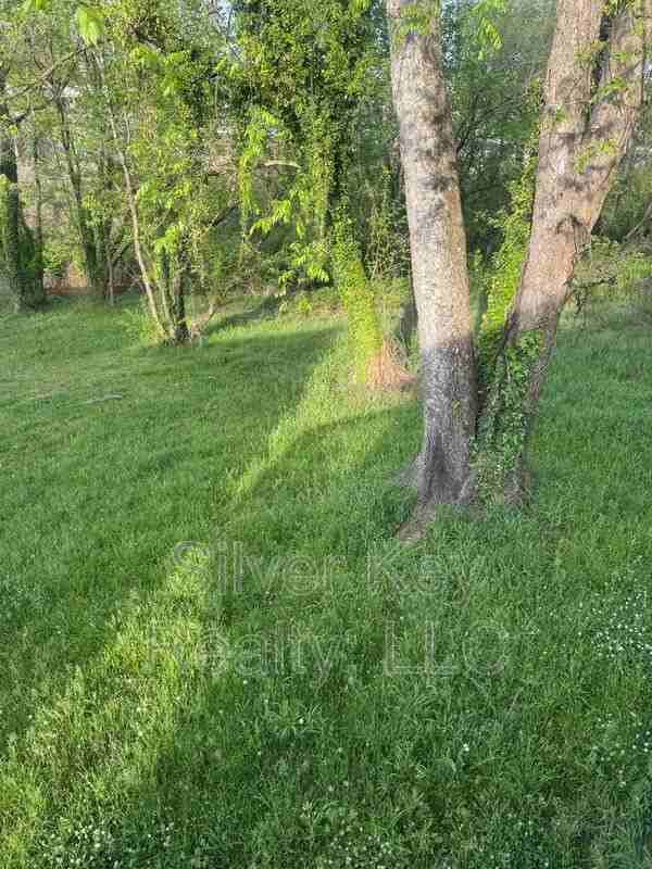 212 S Jackson St - Photo 5 of 18