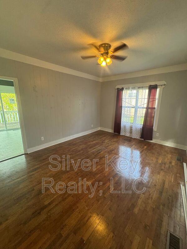 212 S Jackson St - Photo 6 of 18