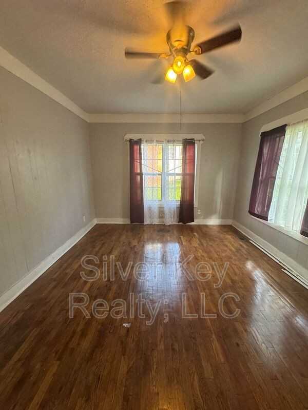 212 S Jackson St - Photo 7 of 18