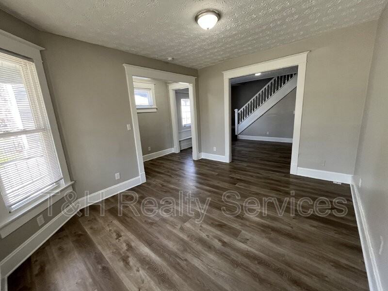 512 E 33rd St - Photo 4 of 19