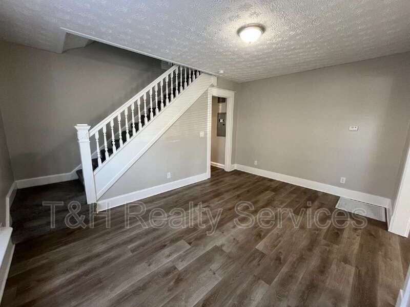 512 E 33rd St - Photo 5 of 19