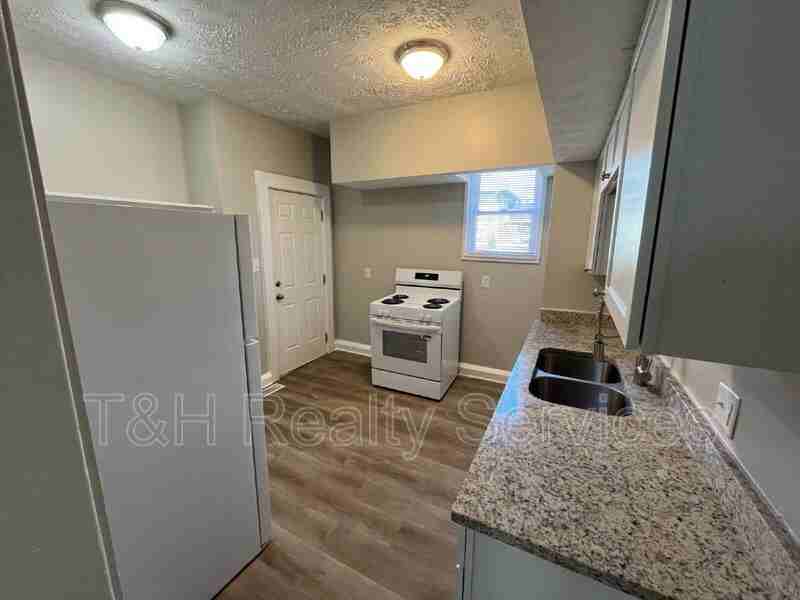 512 E 33rd St - Photo 7 of 19