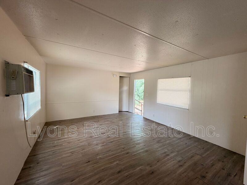 8146 Tolles Dr - Photo 2 of 9