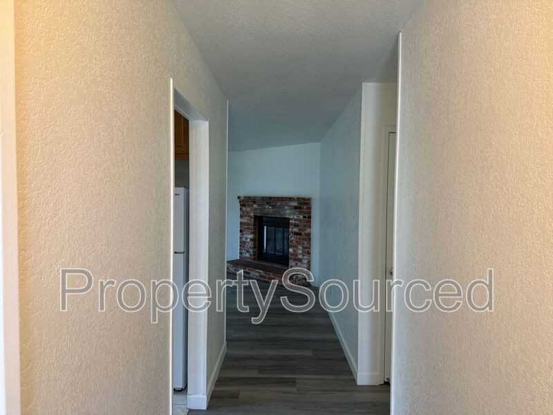 1462 Snyder St - Photo 4 of 38