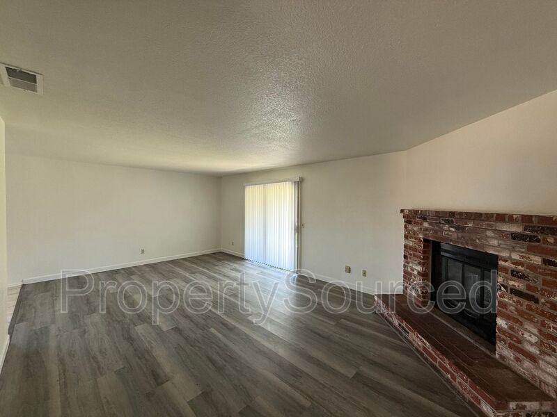 1462 Snyder St - Photo 7 of 38