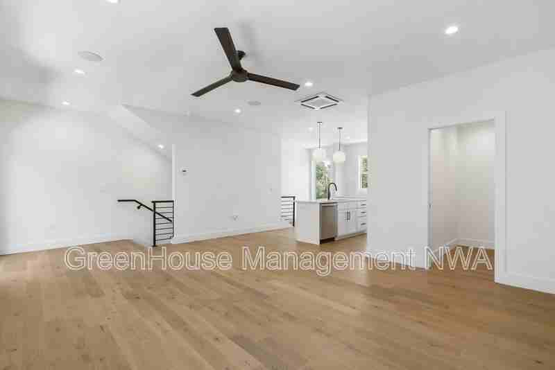 627 Sw C St - Photo 3 of 29