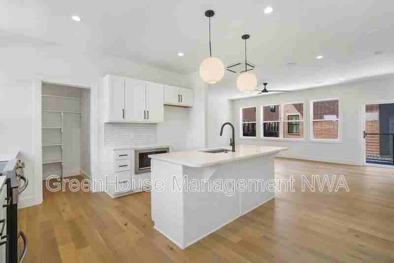 627 Sw C St - Photo 5 of 29