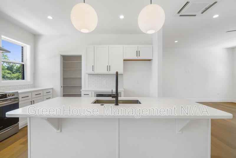 627 Sw C St - Photo 6 of 29