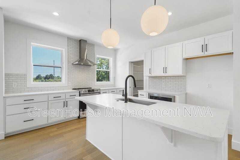 627 Sw C St - Photo 7 of 29