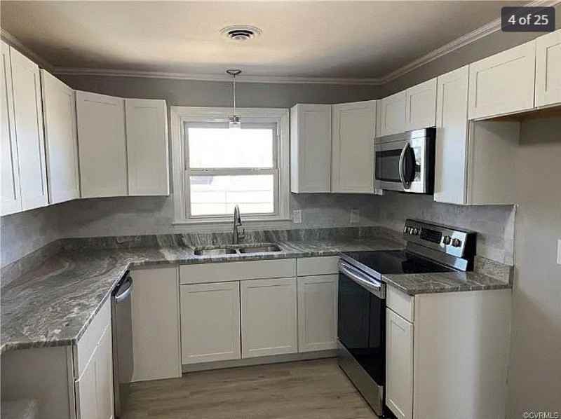 914 Yorkshire Rd - Photo 4 of 24