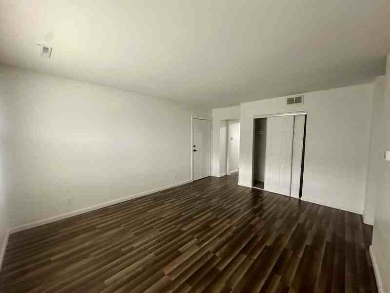 1440 Meadowview Dr #4 - Photo 4 of 14