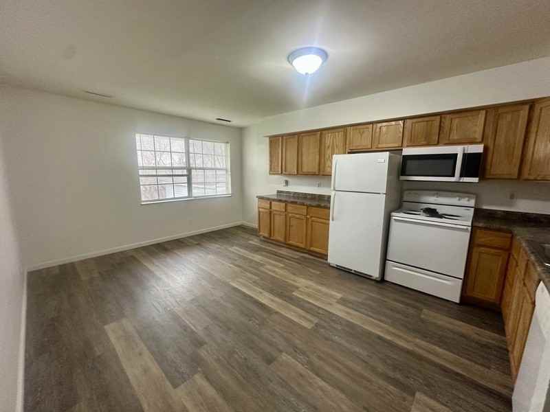 1440 Meadowview Dr #4 - Photo 5 of 14