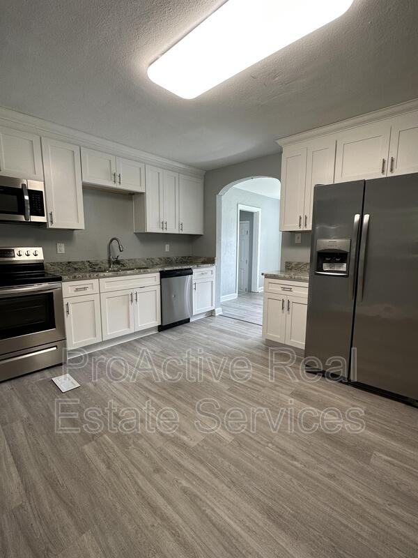 3301 Vimy Ridge Ave - Photo 4 of 13