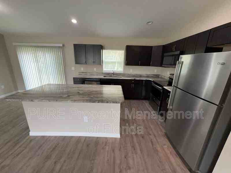 204 Locust Pass Trl - Photo 7 of 40