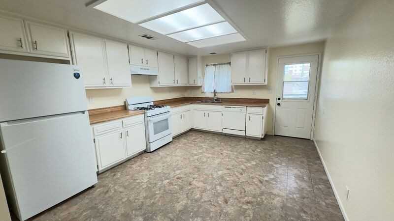 539 N Alameda Ave #4 - Photo 5 of 13