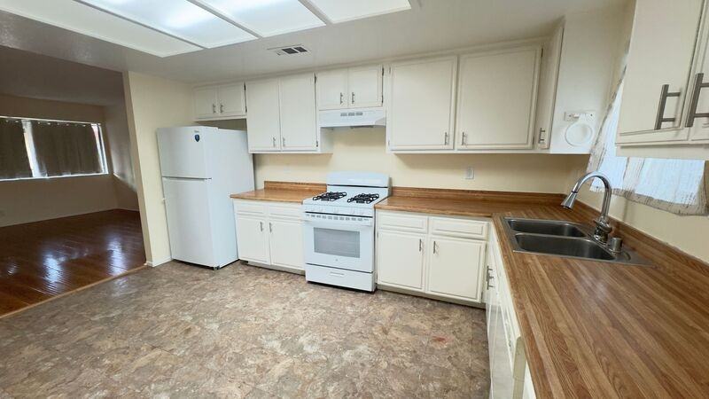 539 N Alameda Ave #4 - Photo 6 of 13