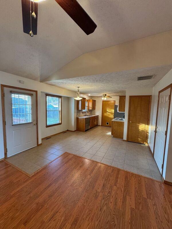 841 S Hazelnut Ave - Photo 5 of 22