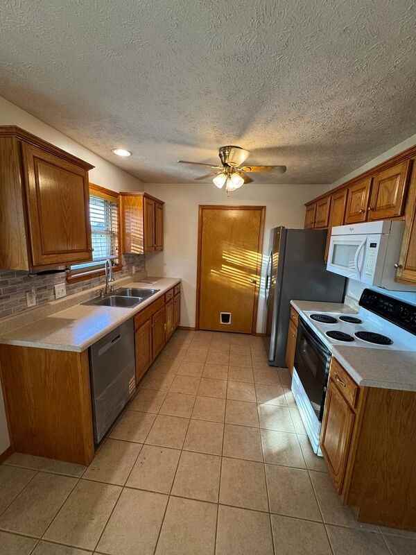 841 S Hazelnut Ave - Photo 7 of 22