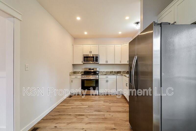 1025 W 38th St - Photo 2 of 15