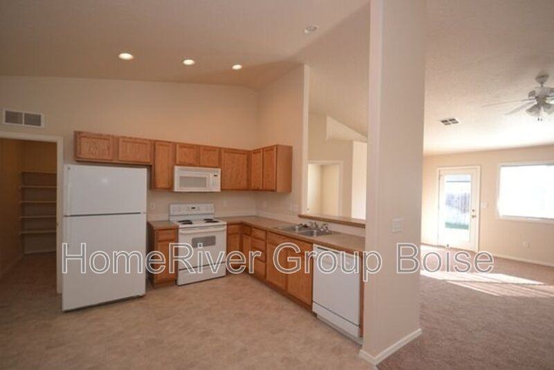 11745 W Mount Hood Ave - Photo 3 of 18